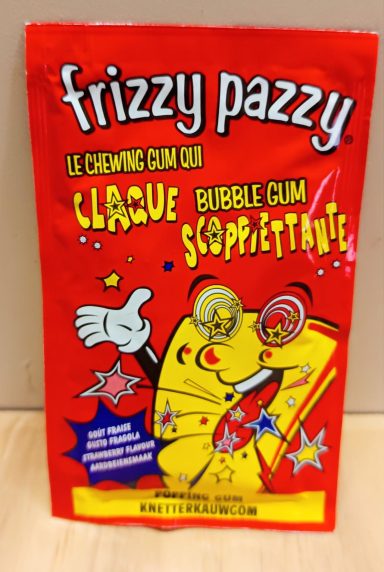 Sachet Frizzy Pazzy fraise, chewing‑gum pétillant rouge avec personnage cartoon et design éclatant.