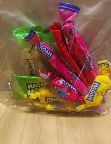 Assortiment de bonbons Maoam tendres et fruités, mélange aléatoire de variétés colorées et gourmandes.