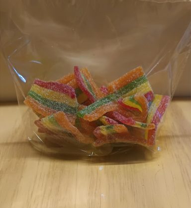 Bandes multicolores acidulées, tendres et fruitées. Un bonbon Haribo plein de peps