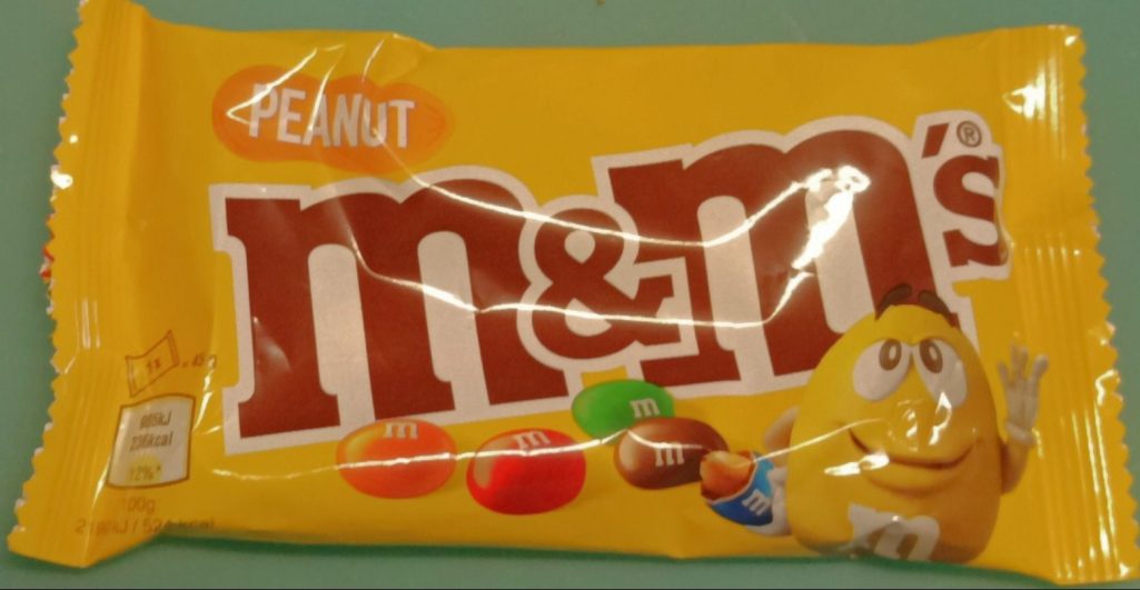 M&M’s Peanut – Format Individuel Sachet jaune M&M’s Peanut avec personnage et billes colorées