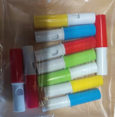 Sifflet bonbon en plastique coloré avec pastille sucrée, vendu à l’unité