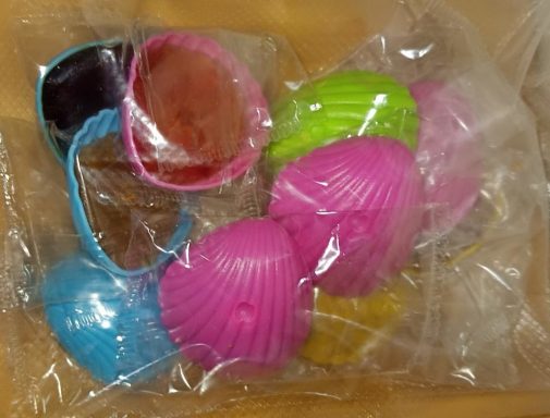 Coquillage en plastique coloré rempli de jelly, vendu à l’unité
