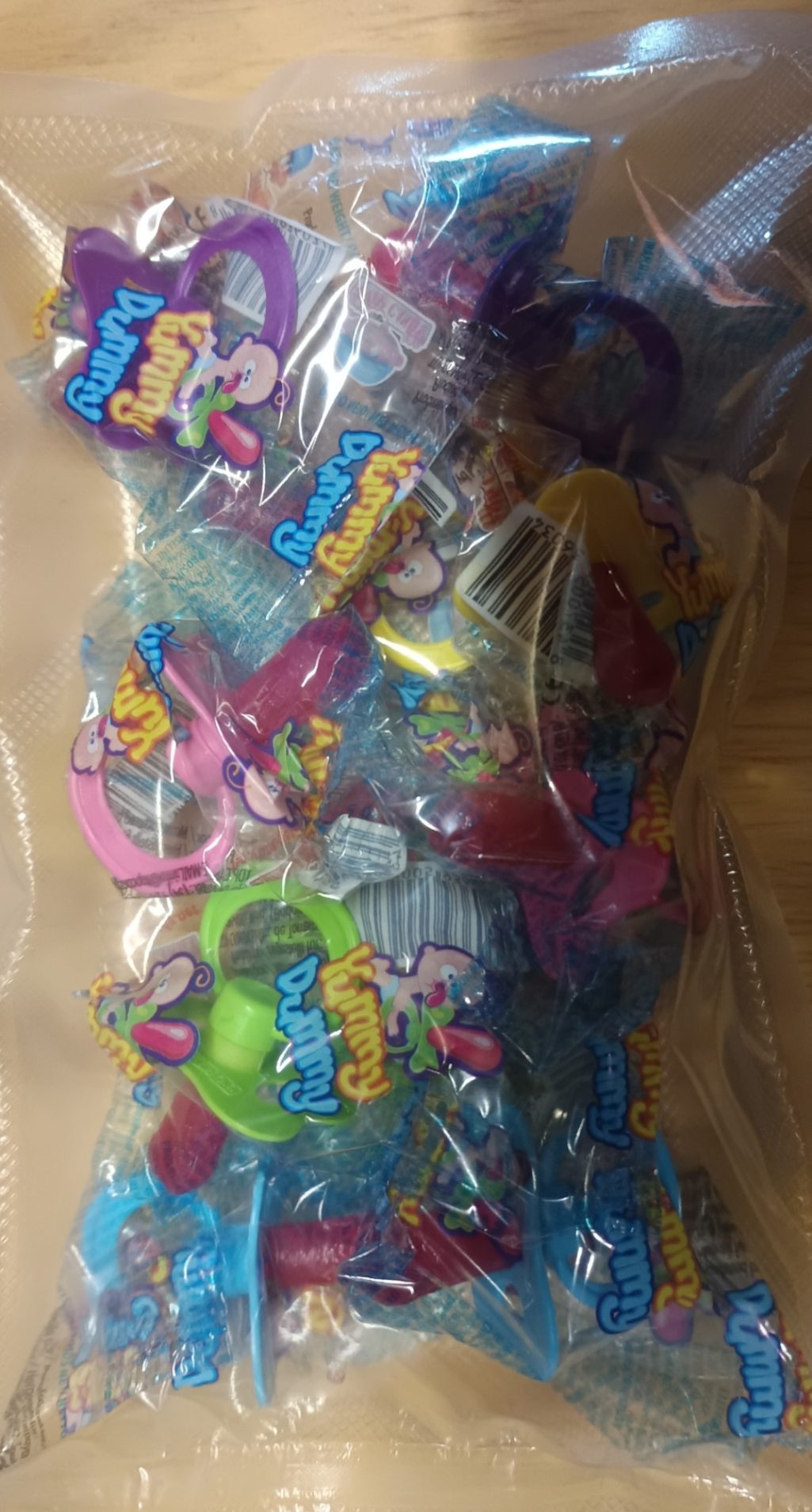 Sucettes Yummy Dummy – Tétines multicolores Sucette Yummy Dummy en forme de tétine multicolore vendue à l’unité – photo non contractuelle.